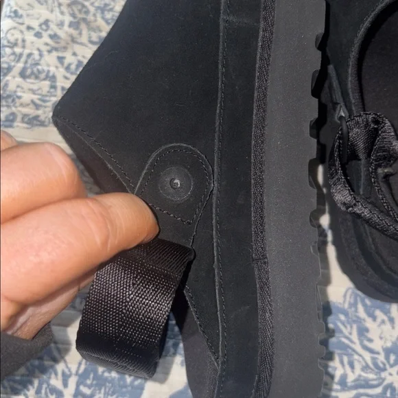 UGG Womens UGG Goldenstar Clog - Black woman’s size 9 
New with defect - Picture 10 of 10